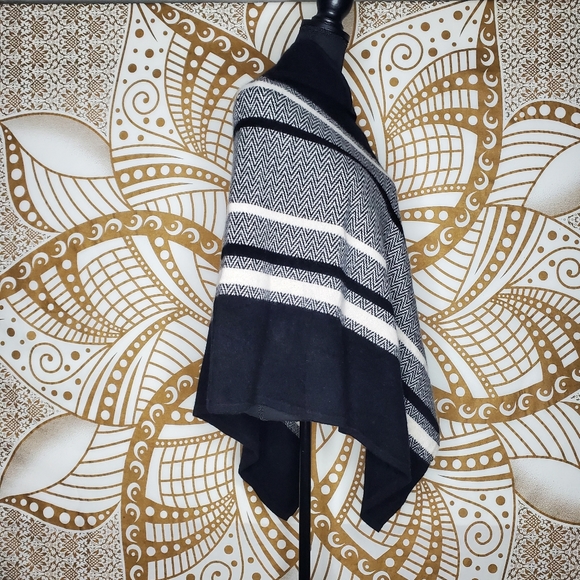 💯% Cashmere Chevron Striped Poncho - Picture 6 of 8